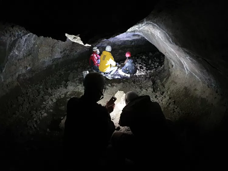 La grotte Serracozzo sur le versant nord de l'Etna