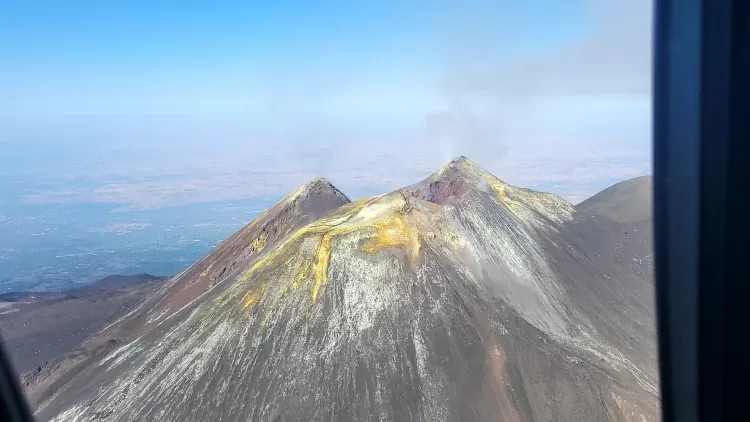 Volo in elicottero sull'Etna: vista del cratere sommitale di sud-est