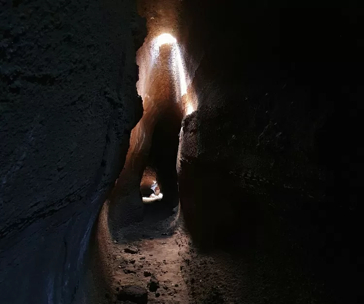 Serracozzo-Grotte auf der Nordseite des Ätna