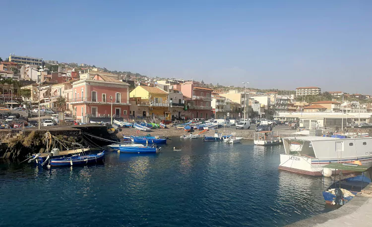 Der Hafen von Aci Trezza