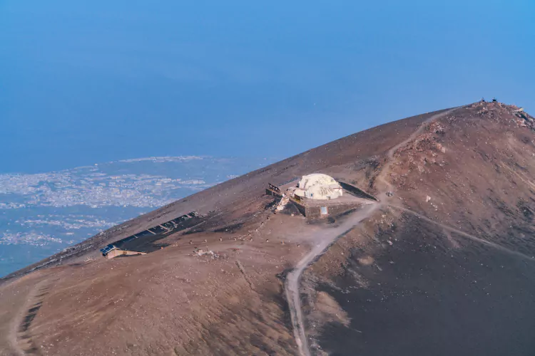 Het INGV Vulkanologisch Observatorium gezien vanuit de helikopter