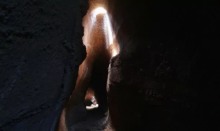 Découvre l'un des plus beaux tunnels de lave de l'Etna : la grotte de Serracozzo !