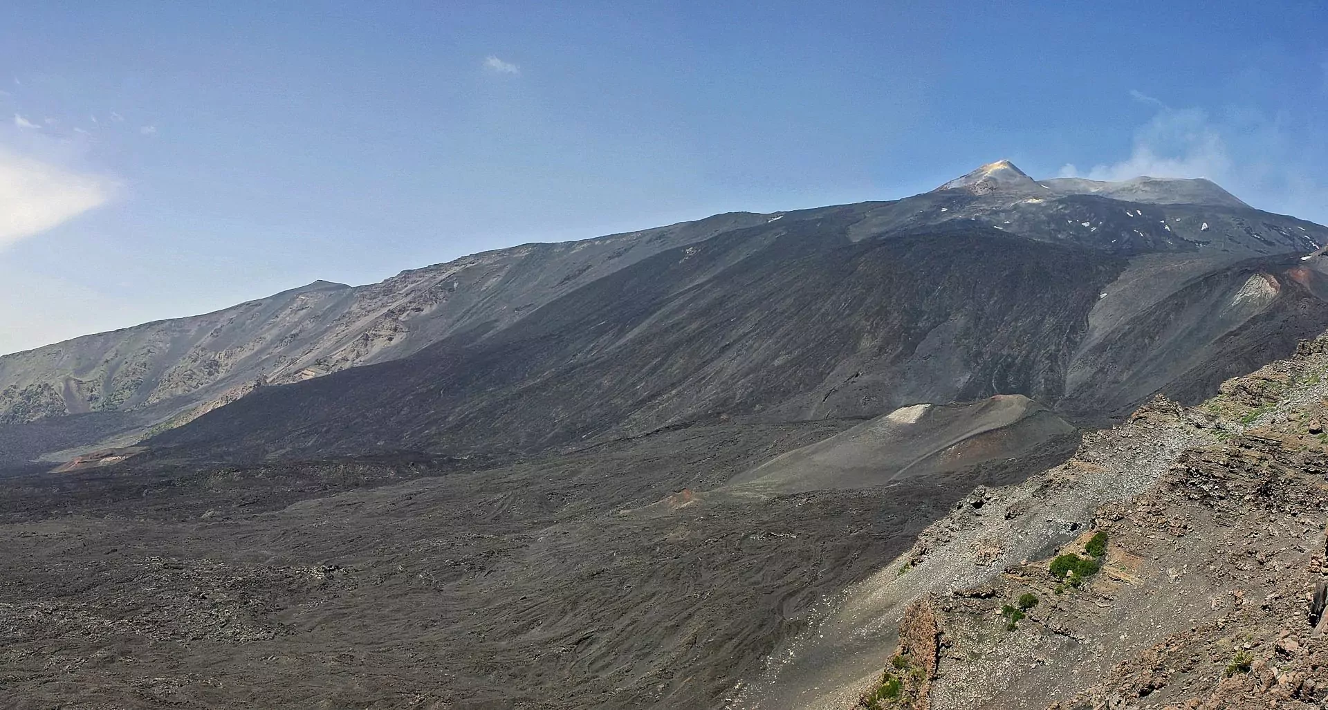 La Valle del Bove : une énorme entaille sur la face est de l'Etna, formée par l'effondrement de l'ancien sommet.