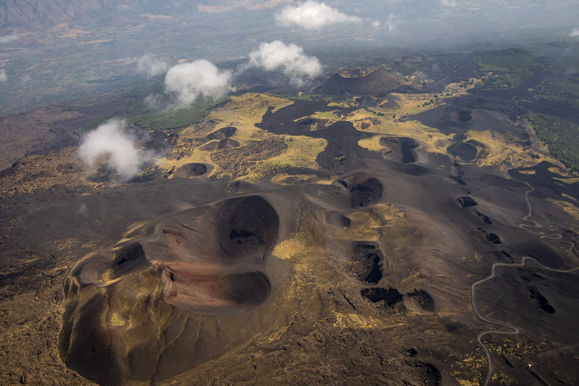 De nombreuses éruptions se forment le long du rift nord-est. Nous découvrons les éruptions de 1911, 1923 et 2002 lors de notre tour du cratère nord de l'Etna.