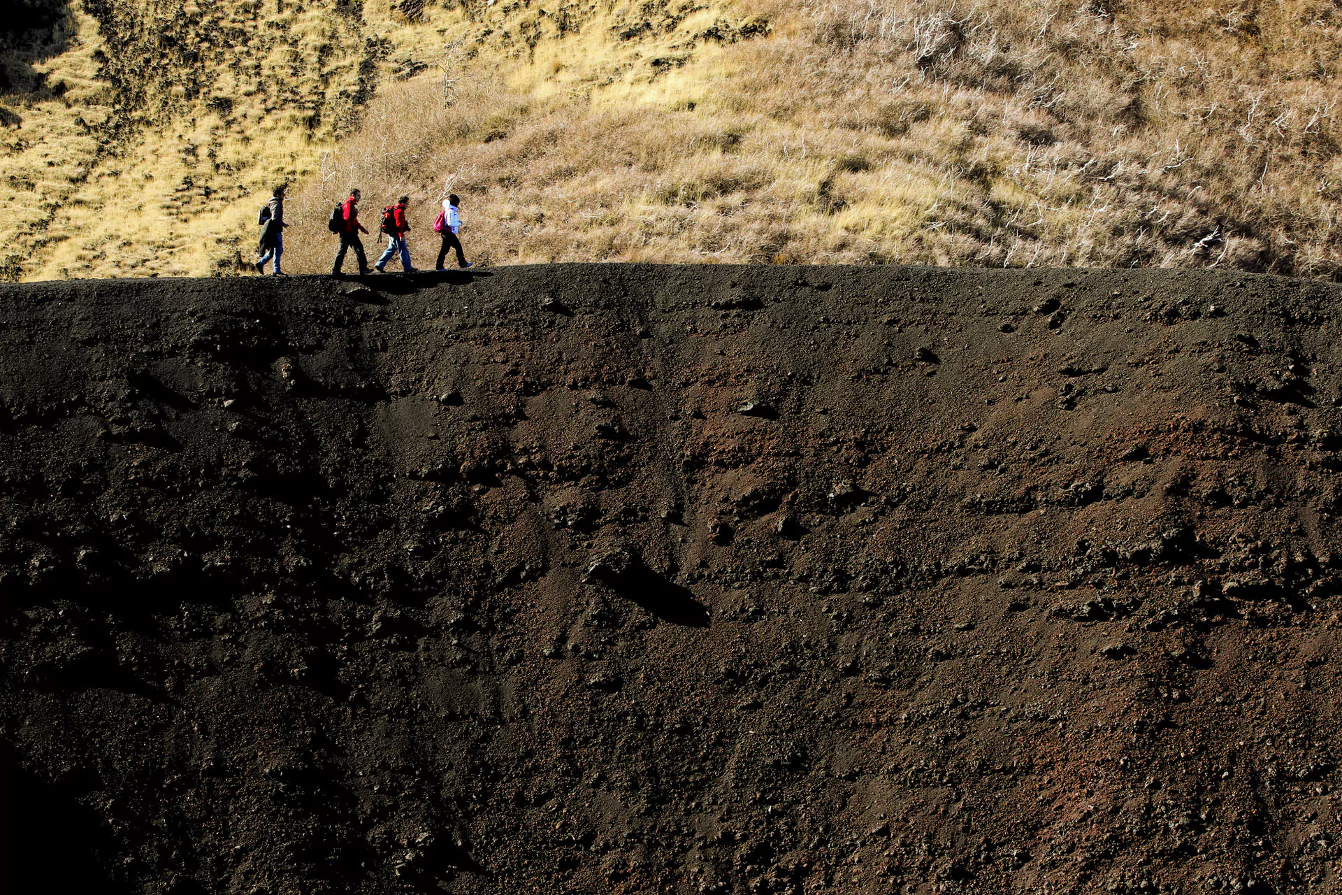 Auf unserer Ätna Nordkrater-Tour spazieren wir auf den Rändern der riesigen Krater, die beim Ausbruch von 2002 entstanden sind.