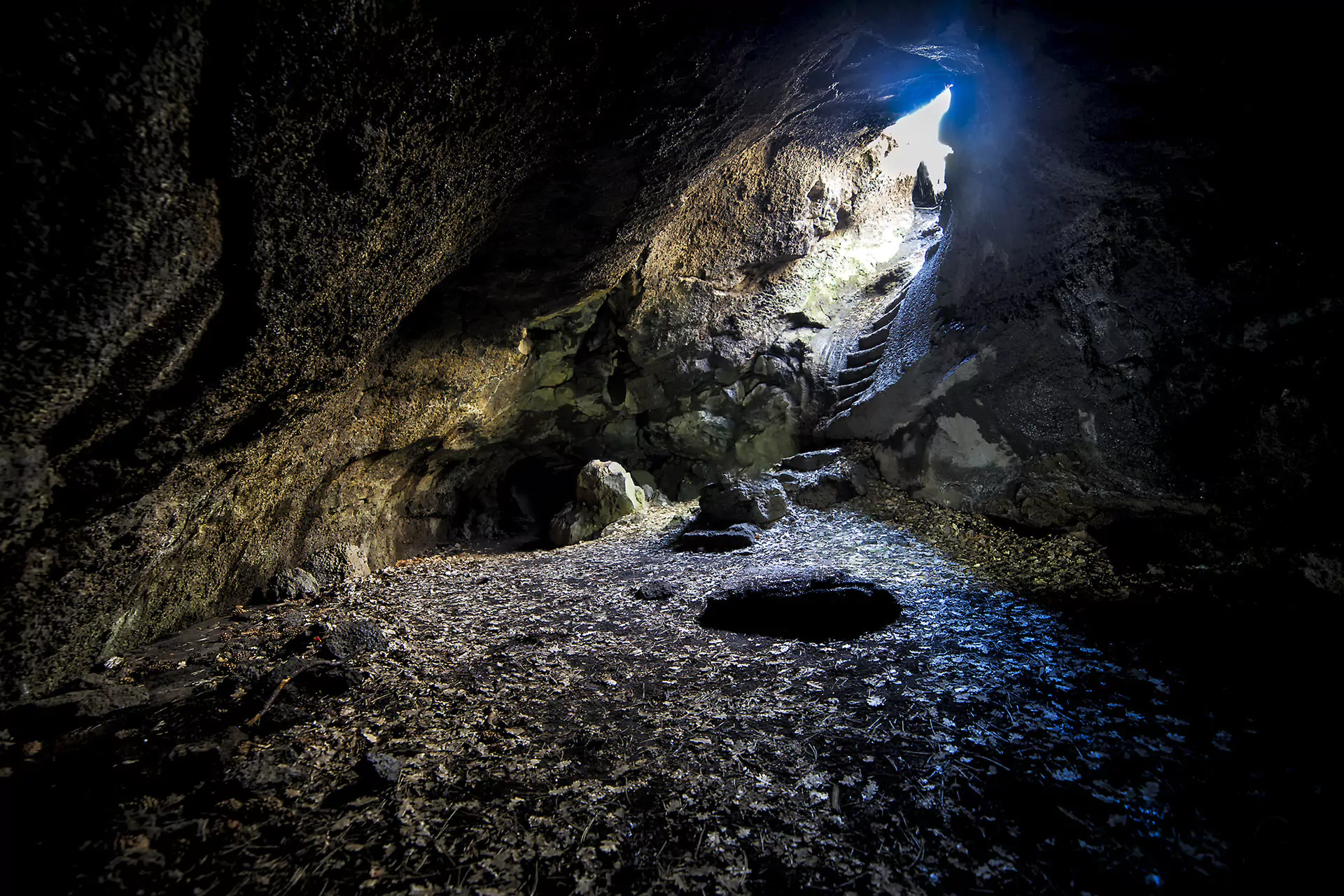 Il y a quelques siècles, cette grotte abritait quatre brigands. Lors de notre excursion dans le cratère nord de l'Etna, nous allons maintenant découvrir les secrets de ce tunnel de lave.