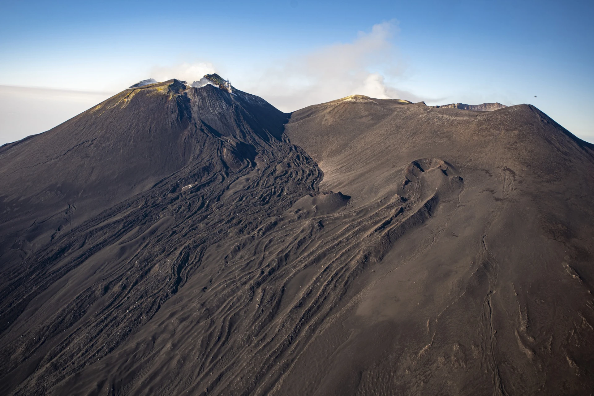 Tenez-vous juste devant les énormes cratères principaux de l&apos;Etna lors de notre tour Etna 3000 !