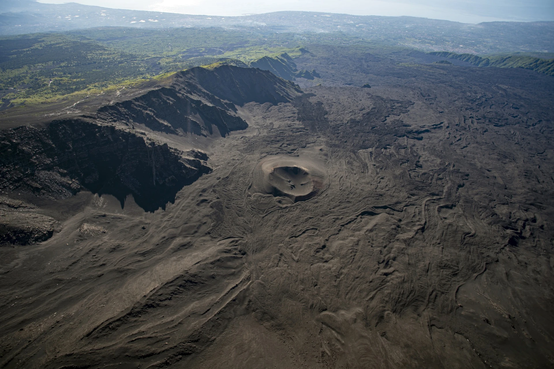 Découvre la Valle del Bove, un immense désert de lave, lors de notre tour Etna 3000 !
